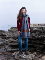 Шерстяной палантин с вышивкой