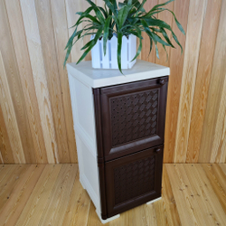 Тумба-шкаф пластиковая "УЮТ", с усиленными рёбрами жёсткости, две дверцы (верхняя плетёная, нижняя плетёная, открытие влево). Цвет: Бежевый с Коричневыми дверцами.