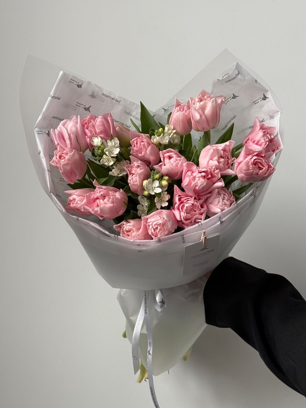 Букет из 19 розовых пионовидных тюльпанов и белого оксипеталума
