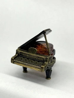 Бронзовая статуэтка на янтаре