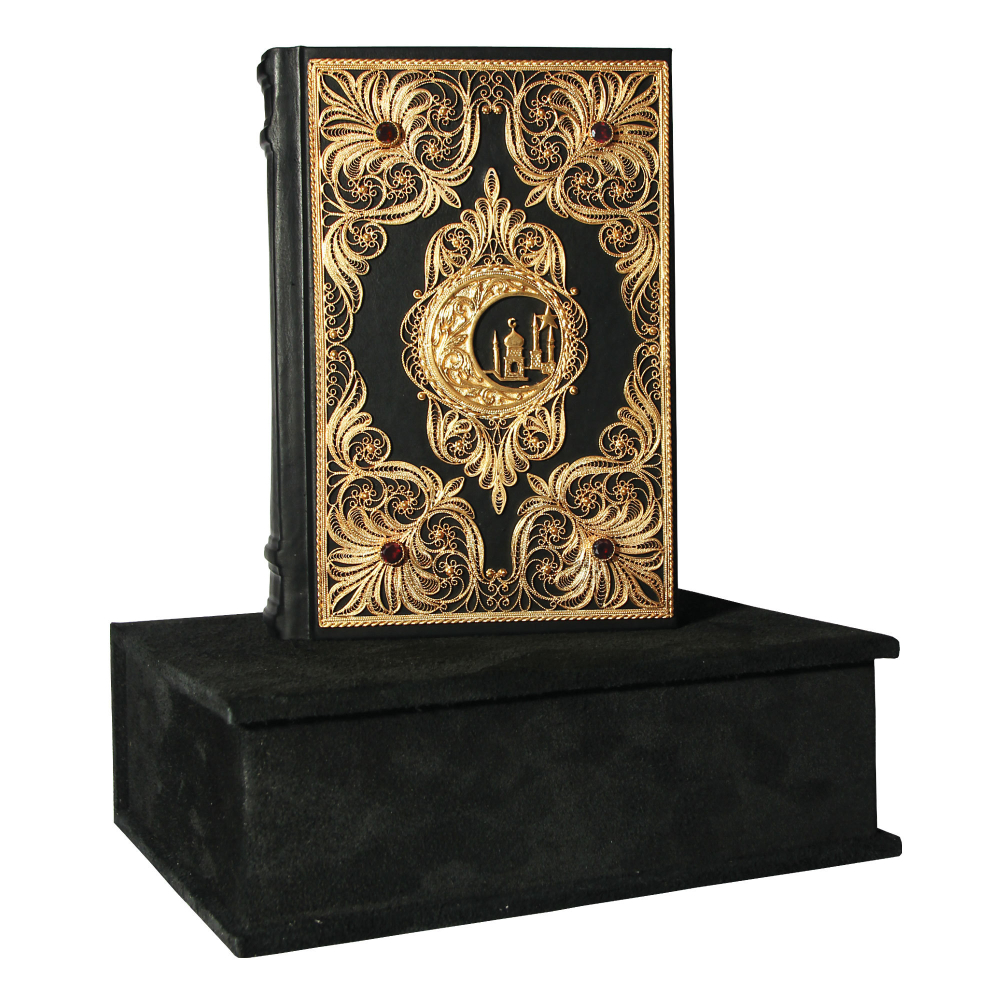 Коран с филигранью и гранатами