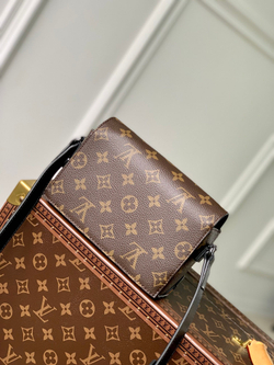 Louis Vuitton Steamer Wearable Wallet