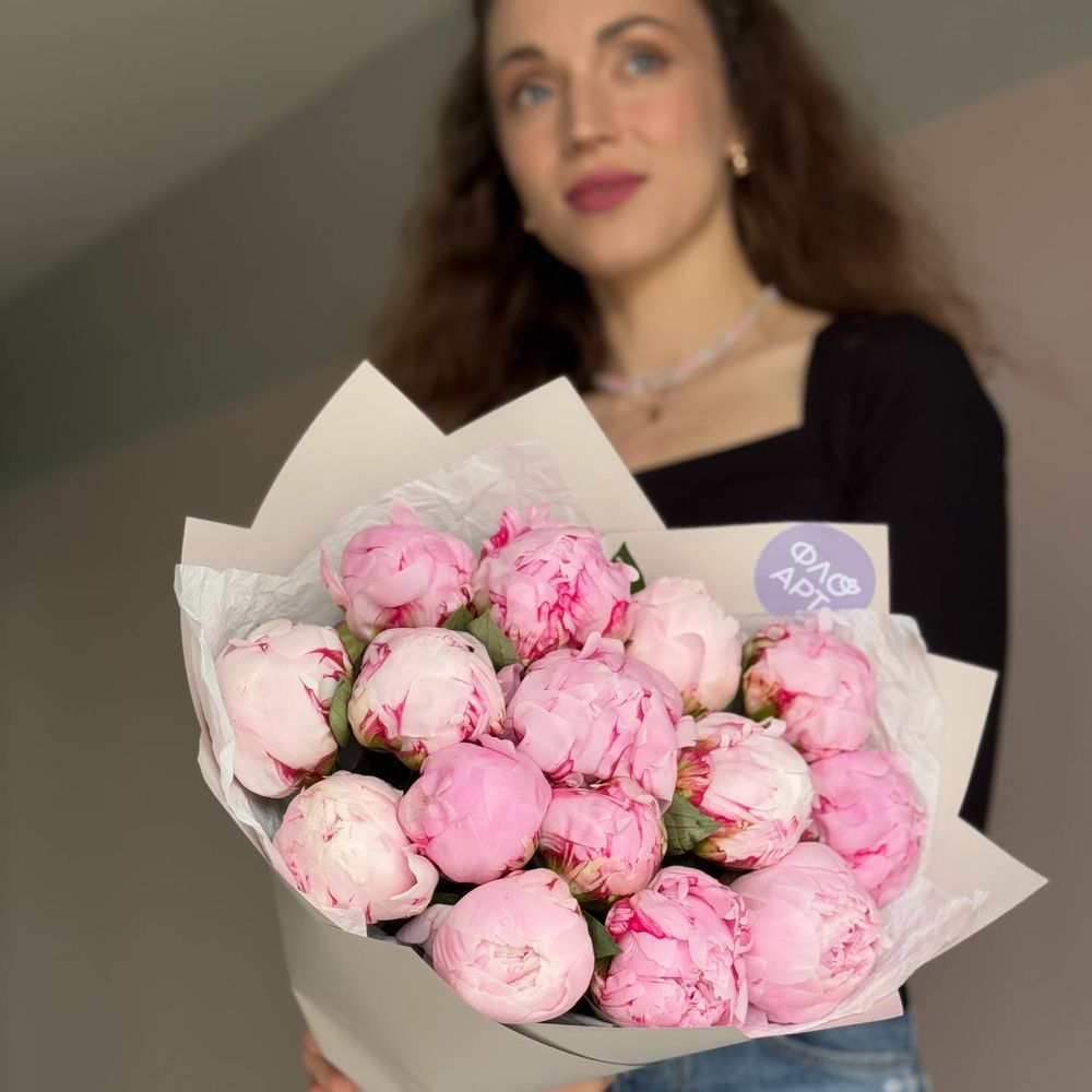 Букет из 15 нежно-розовых пионов «Сара Бернар» – фото букета, купить с доставкой по городу Южно-Сахалинску в цветочном магазине FloArt 