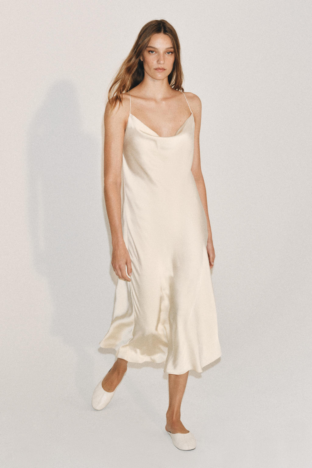 ZARA АТЛАСНОЕ ПЛАНЬЕ-КОМБИНАЦИЯ ZW COLLECTION, ЦВЕТ СЛОНОВОЙ КОСТИ