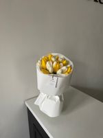 Букет из 25 белых и желтых тюльпанов