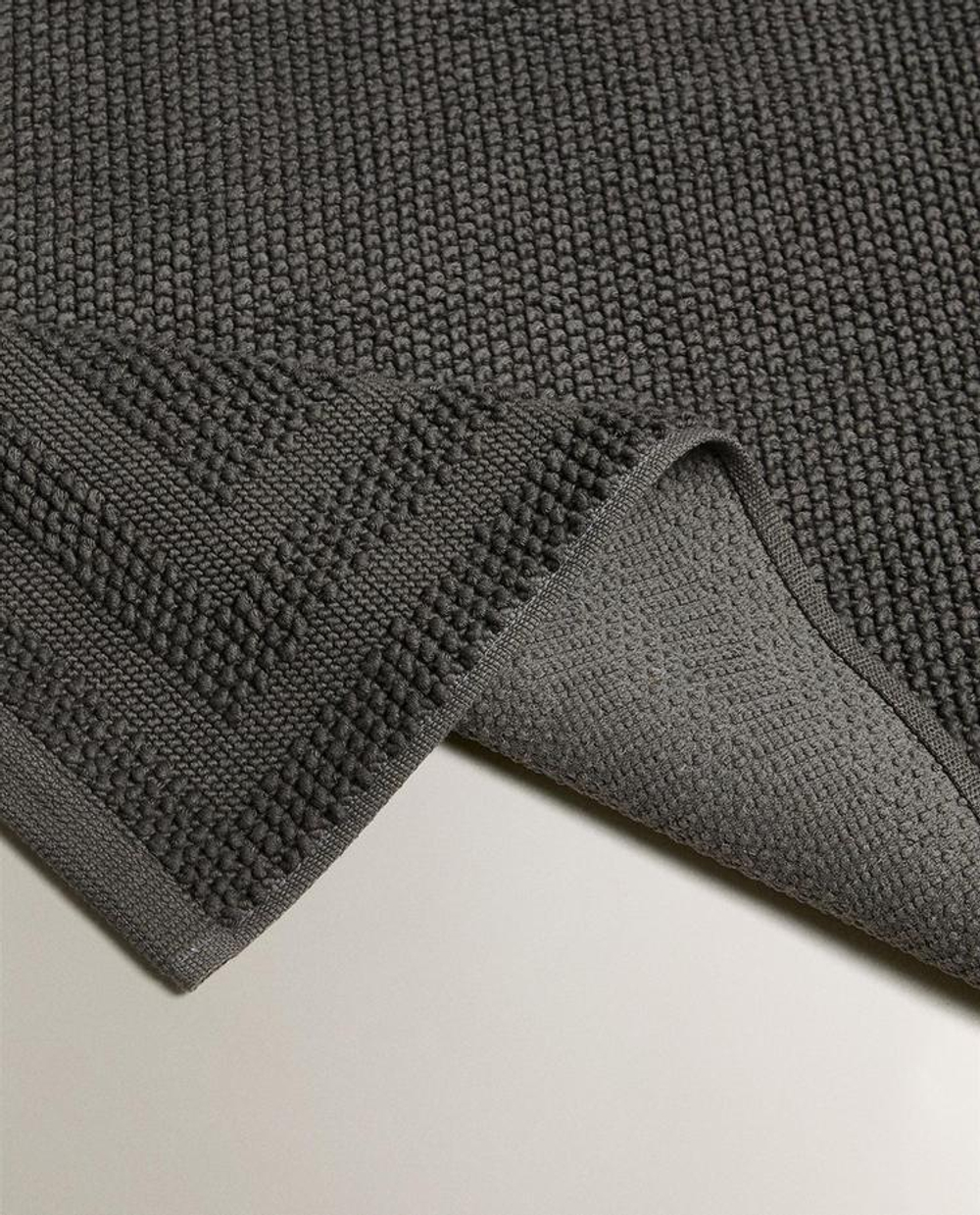 ZARA HOME КОВРИК ДЛЯ ВАННОЙ ИЗ ХЛОПКА С АНТИСКОЛЬЗЯЩЕЙ ПОВЕРХНОСТЬЮ, ТЕМНО-СЕРЫЙ