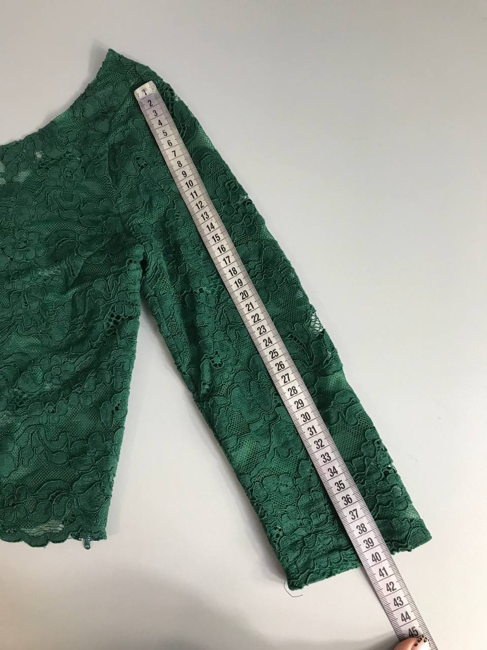 Топ укороченный из ажурной ткани в глубоком бутылочно-зеленом оттенке 42 размер