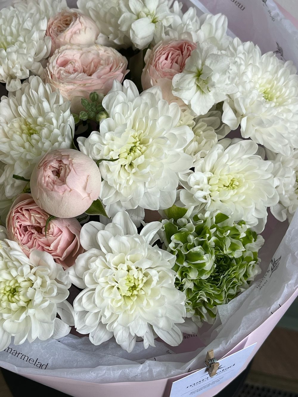 Букет сборный из кустовых пионовидных роз, хризантемы и ранункулюсов