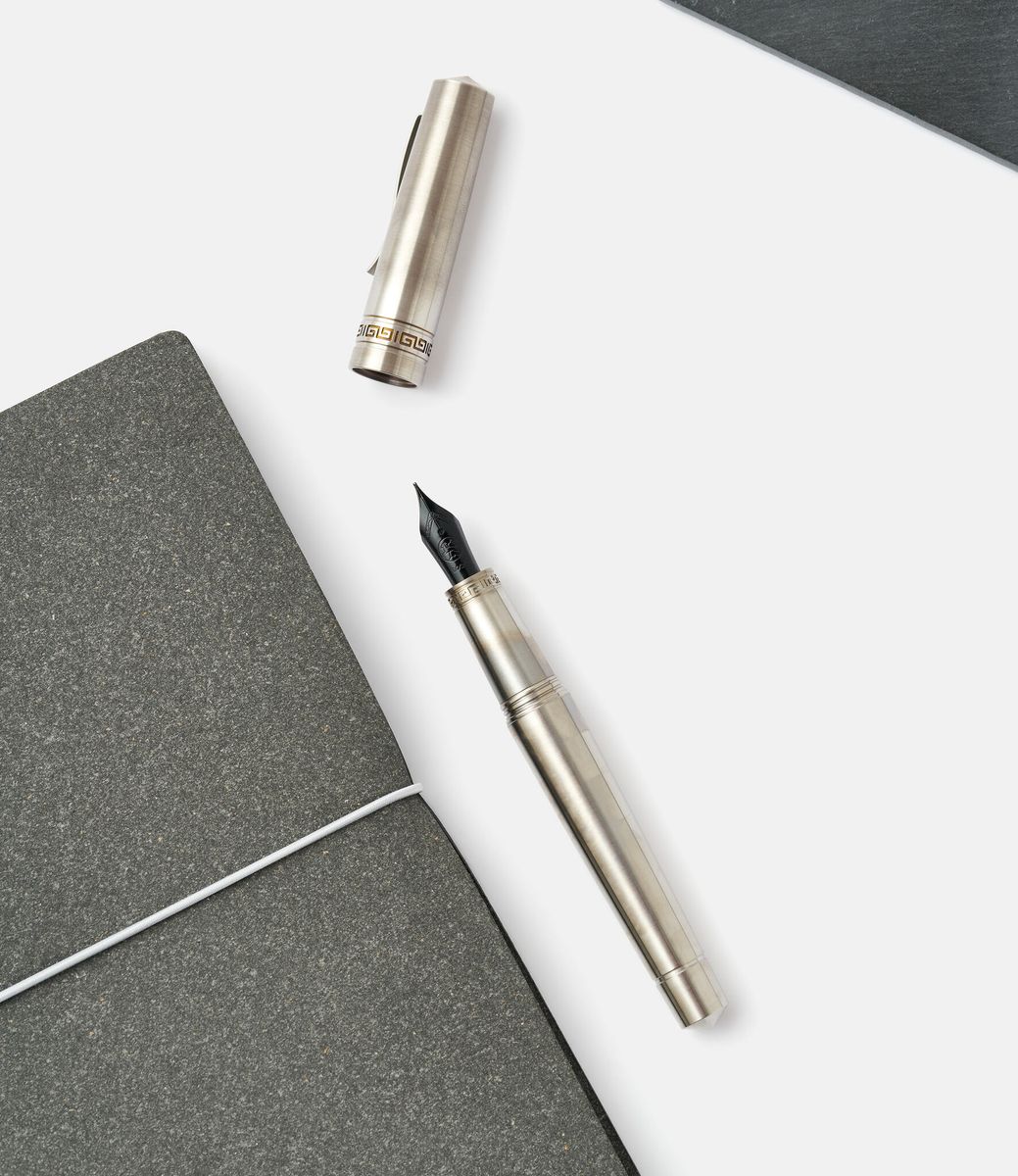 Ensso Italia Titanium Fountain Pen — перьевая ручка из титана со стальным пером