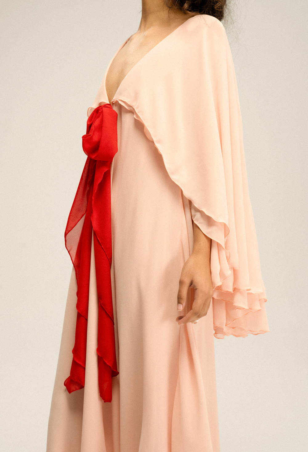 Платье с разлетающимися крыльями