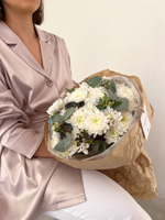 Белые хризантемы с зеленью в оформлении