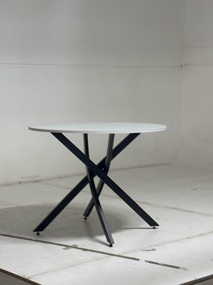 Стол М-City DISAUR Дарио D100 Белый, стекло, Черный каркас