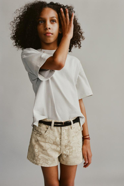 ZARA ДЖИНСОВЫЕ ШОРТЫ С ПРИНТОМ «ЛИСТЬЯ», ЖЕЛТЫЙ