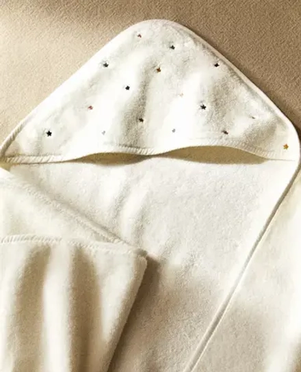 ZARA HOME ДЕТСКОЕ ПОЛОТЕНЦЕ С КАПЮШОНОМ И ВЫШИВКОЙ «ЗВЕЗДОЧКИ», ЖЕЛТОВАТО-БЕЛЫЙ
