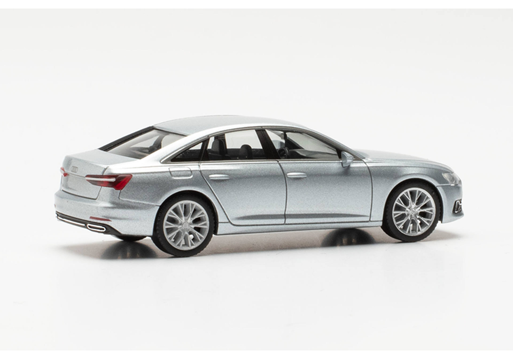 Автомобиль Audi A6 седан, серебристый цветочек металлик