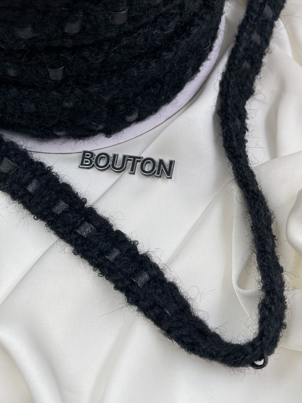 Тесьма плетеная черная с кожаной вставкой