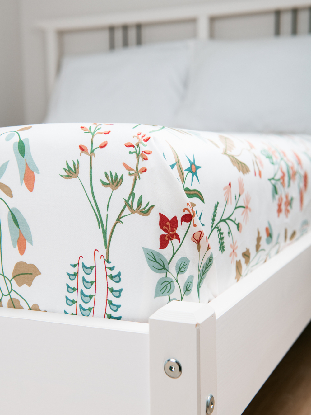 ODA Простыня стандартная, сатин цветочный орнамент