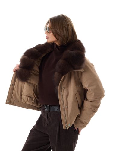 Короткая бежевая парка с песцовым воротником