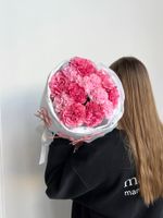 Сборный букет из роз Кантри и диантусов в лимитированной упаковке размер S