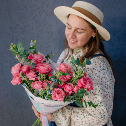 145. Выразительный яркий букет с кустовыми розами и оксипеталумом