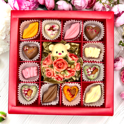 Шоколадный набор "Мишка с розами" и 12 конфет ручной работы
