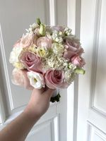 Свадебный букет из одноголовых роз, маттиолы, диантусов, кустовых пионовидных роз и лизиантуса