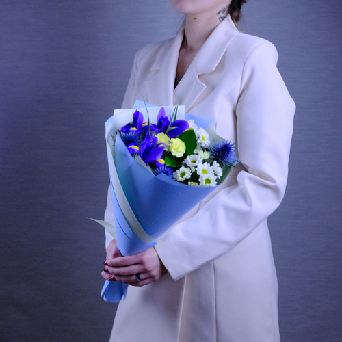 Купить Яркий букет-комплимент с ирисами #722