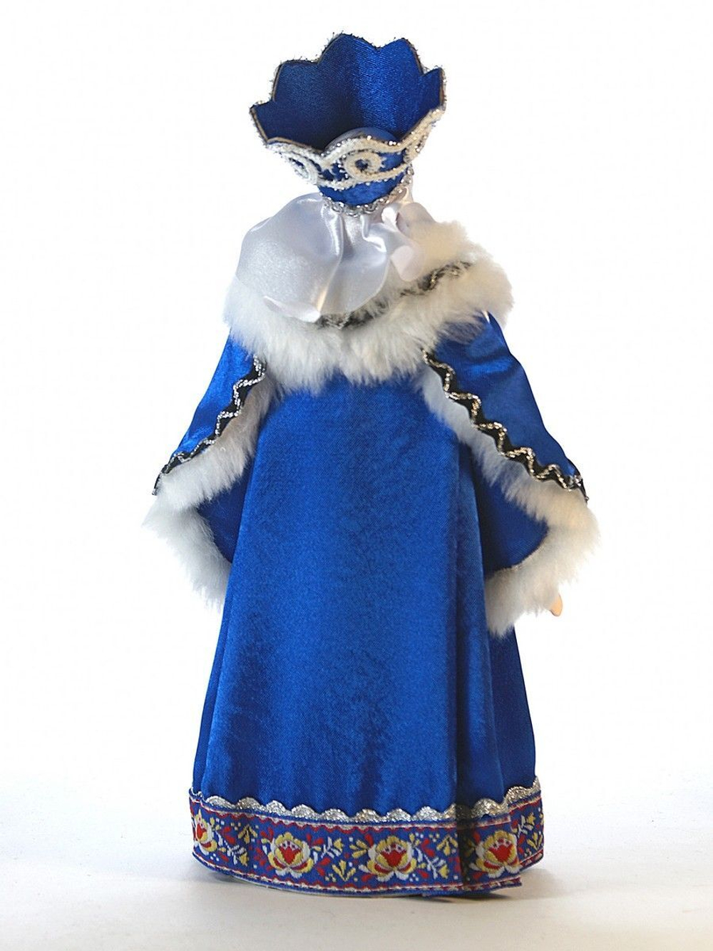 Фарфоровая кукла Боярыня в традиционном зимнем костюме
