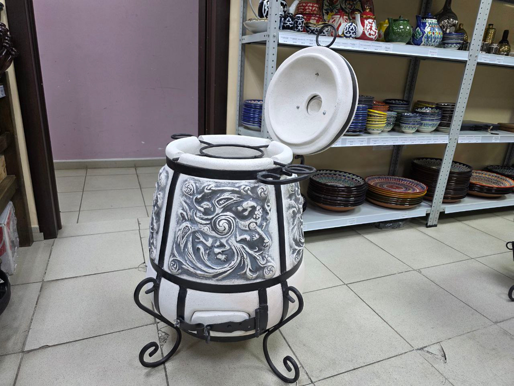 Если вы хотите купить тандыр в Казани, выбираете практичный и красивый тандыр для дачи и дома, обратите внимание на тандыр «Феникс». Это керамический тандыр с толщиной стенки 4,5–5,5 см, с термодатчиком (термометром), откидной крышкой на петлях и поддувалом на петлях, поэтому в нём удобно управлять жаром и готовить разные блюда. За счёт размеров (высота 81 см, корпус 52 см, горловина 28 см) тандыр подходит как тандыр для дачи, тандыр для дома и тандыр для беседки. Отдельный плюс модели — возможность готовить в несколько уровней: помещается этажерка Ø21 см на 4 яруса, что удобно для овощей, рыбы и закусок одновременно. В комплекте есть 8 шампуров, совок и кочерга, а также тандыр с подставкой — поэтому его часто выбирают как готовое решение “поставил и готовь”. Если нужен тандыр с доставкой, поможем быстро оформить: тандыр в наличии в Казани, доступен самовывоз и отправка в регионы.