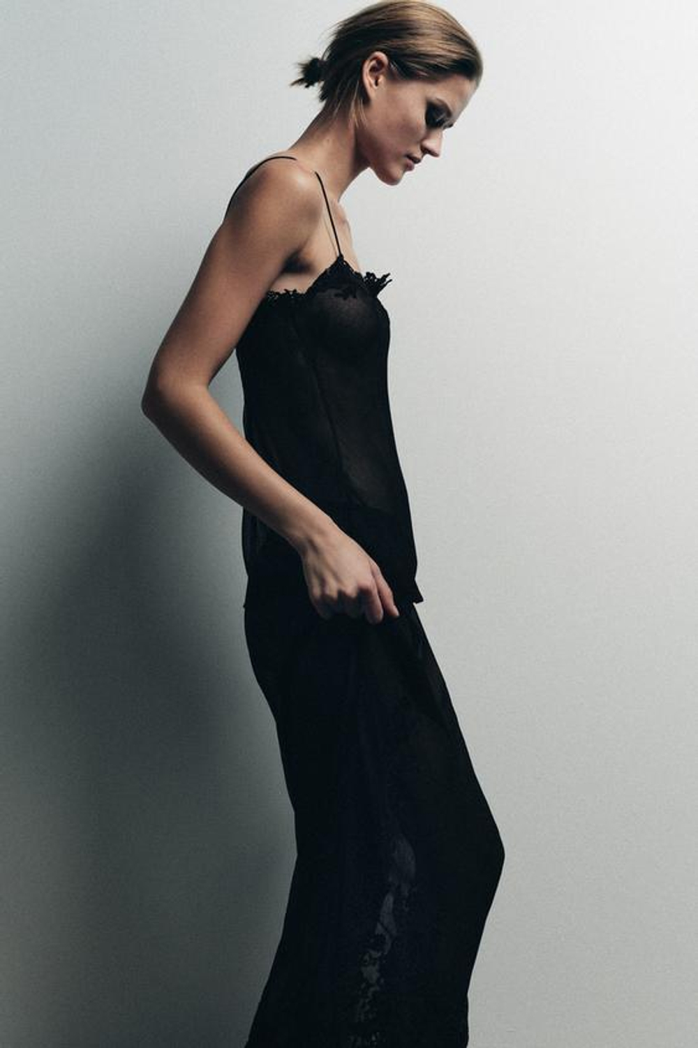 ZARA ЮБКА ИЗ ЖОРЖЕТА С ЦВЕТОЧНОЙ ВЫШИВКОЙ, ЧЕРНЫЙ