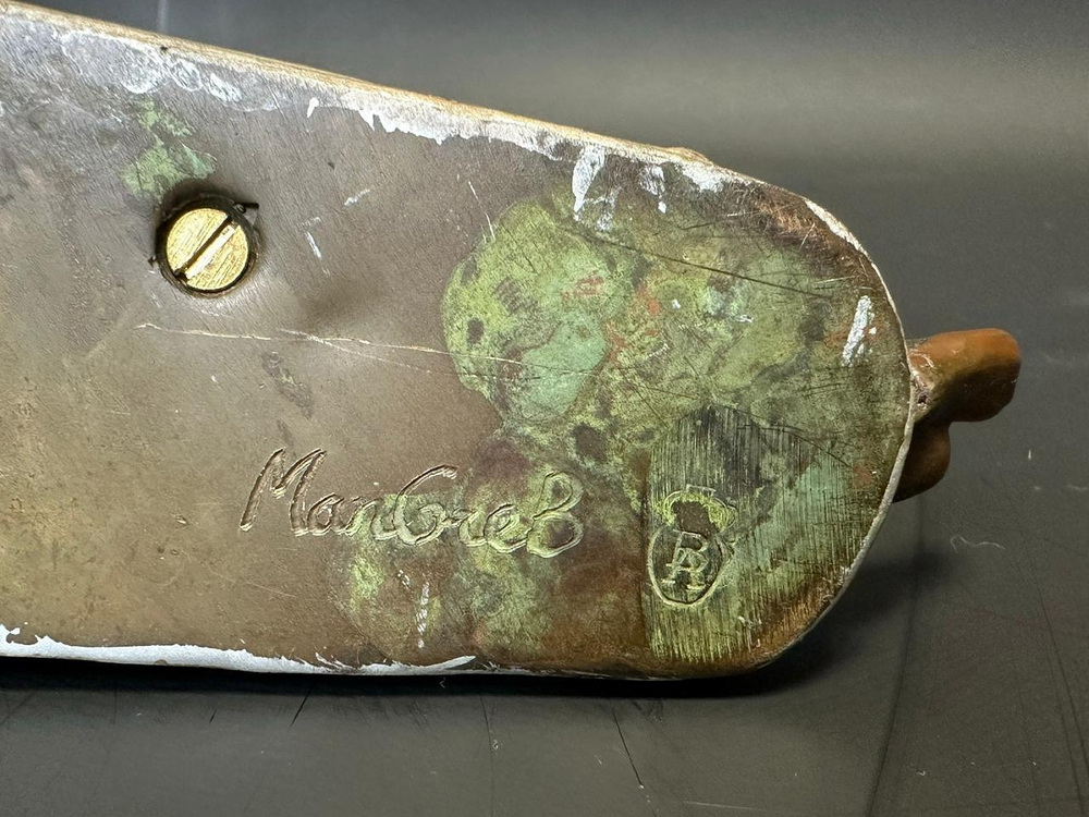 Бронзовая скульптура в стиле Венской бронзы «Девушка с сюрпризом»