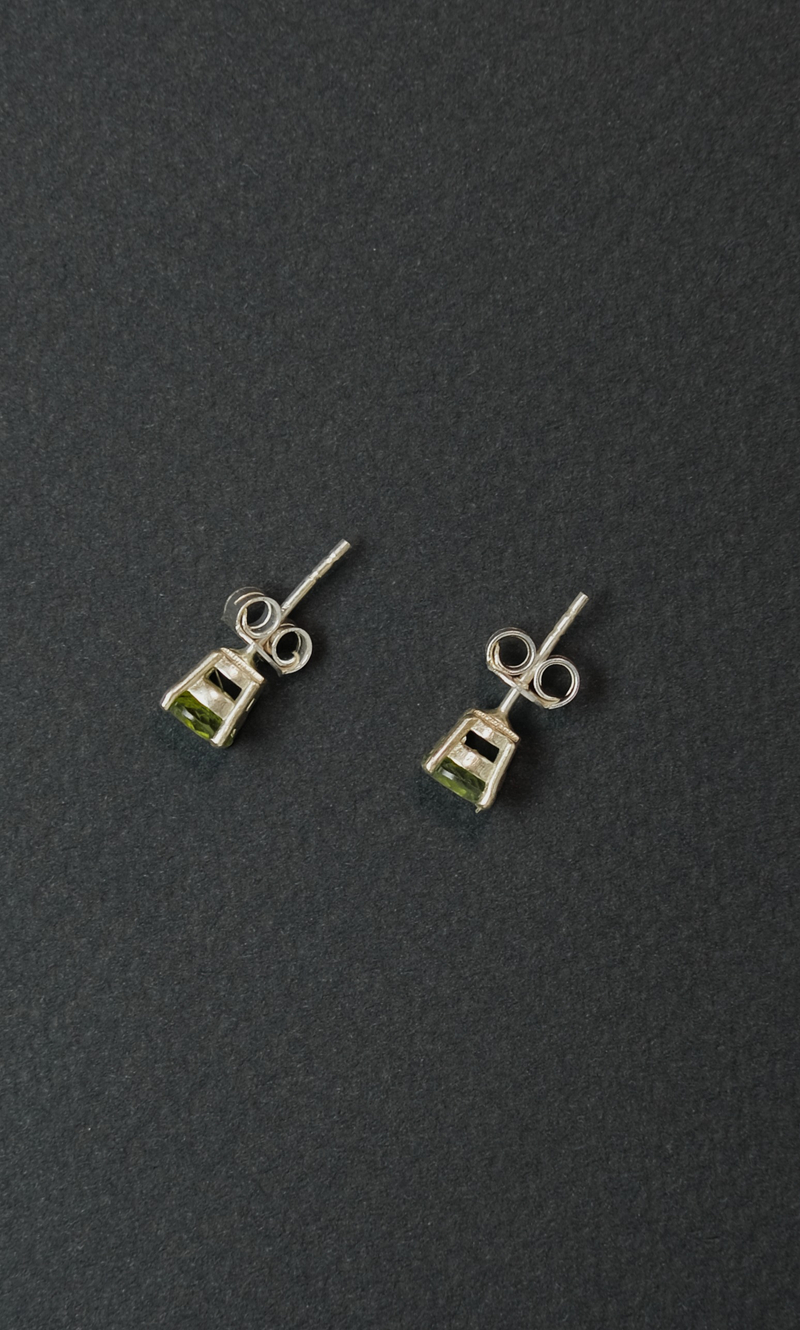 Серьги пуссеты "Memo about health" из хризолита с серебром 925