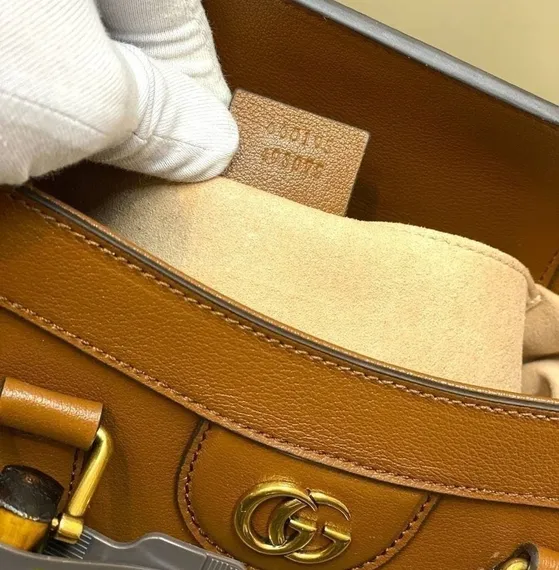 Коричневая сумка Gucci Diana маленького размера