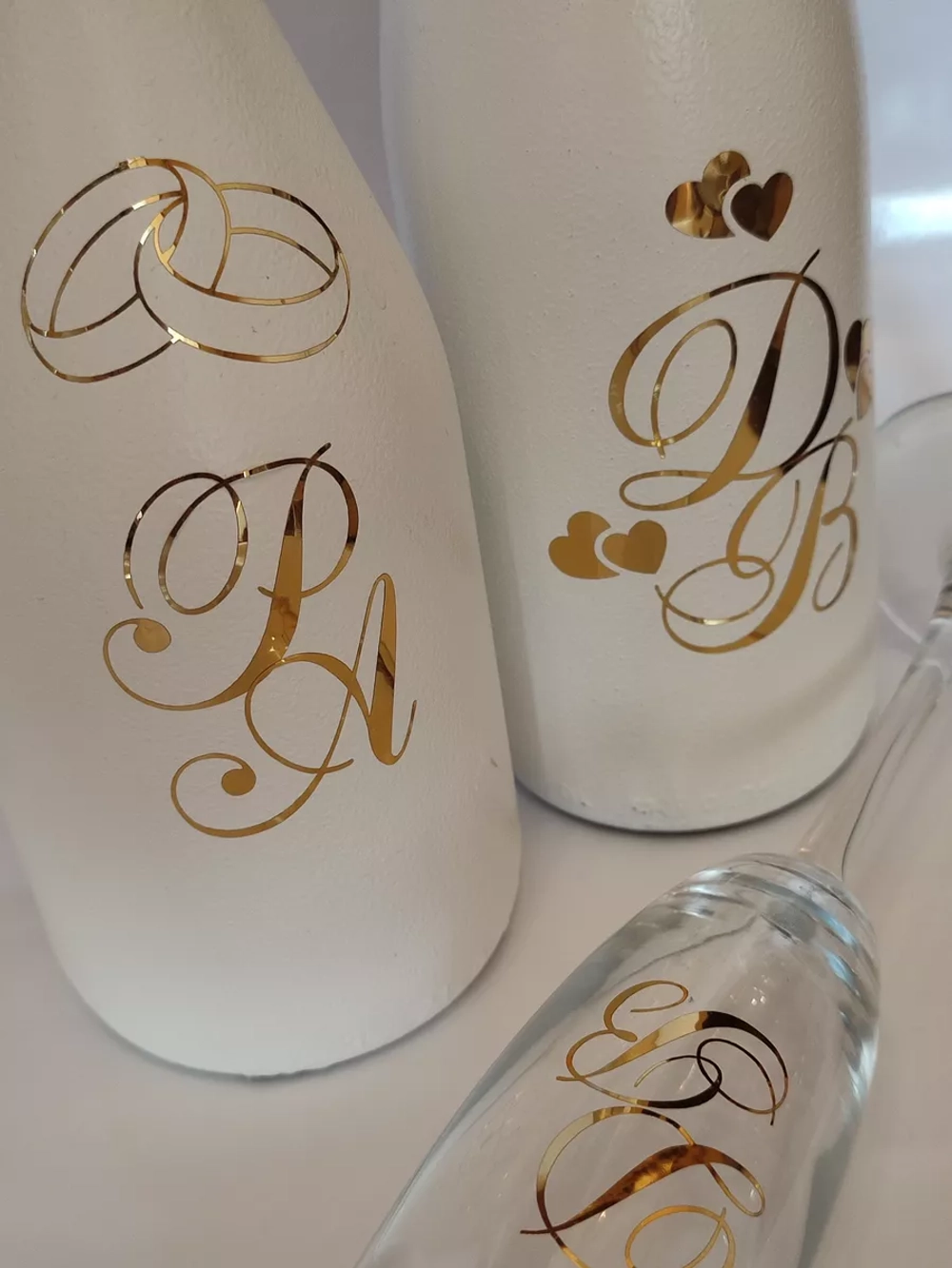 Наклейки свадебные на бутылки и бокалы инициалы " В "