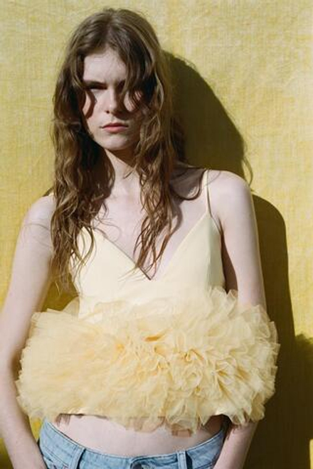 ZARA ТОП ИЗ ЭЛАСТИЧНОЙ ПОЛУПРОЗРАЧНОЙ ТКАНИ С ОБЪЕМНЫМ НИЗОМ, ЖЕЛТЫЙ
