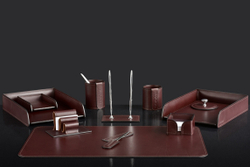 На фото набор на стол руководителя 72517 11 предметов кожа LUX Full Grain цвет "Brown".