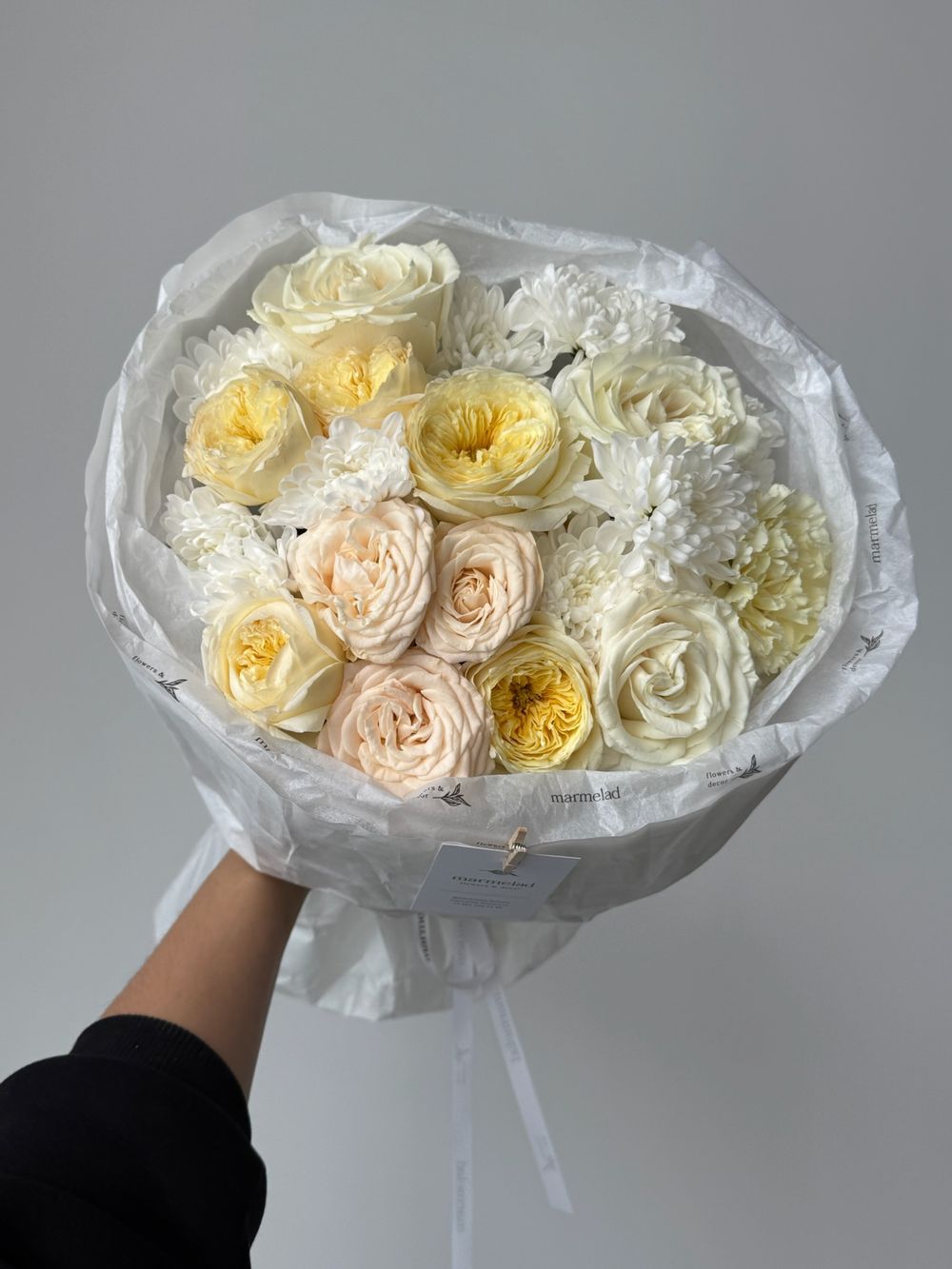 Букет из кустовых пионовидных роз, хризантемы, диантусов и одноголовых роз