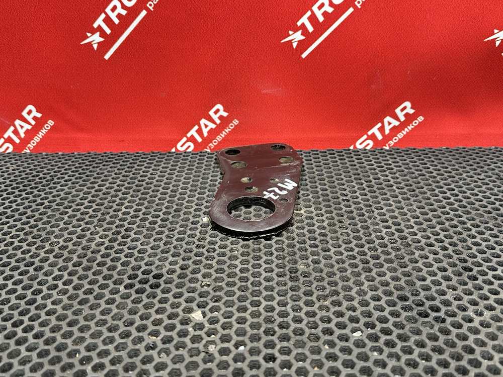 Подъемная проушина двигателя