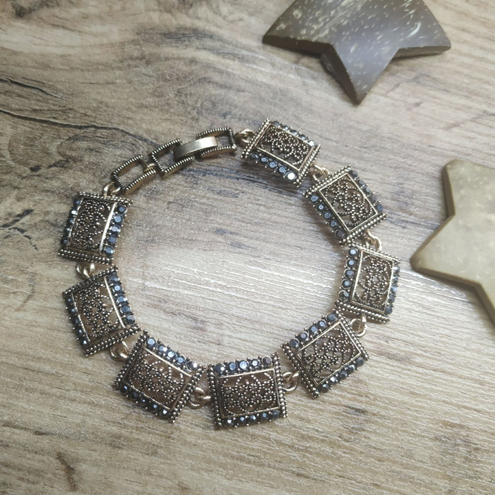 Браслет Vogue Квадрат вензеля стразы графитовые металл золотистый на красном бархате