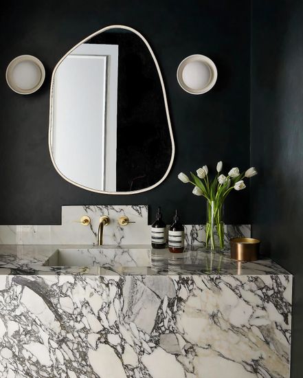 Белое настенное зеркало “Нора”