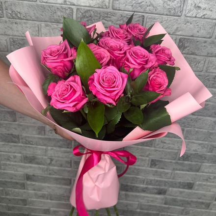 Букет розовых роз с зеленью