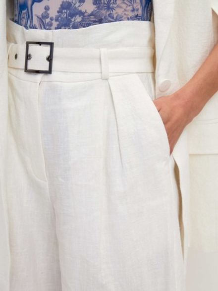 Женские шорты с защипами из крапивы белые