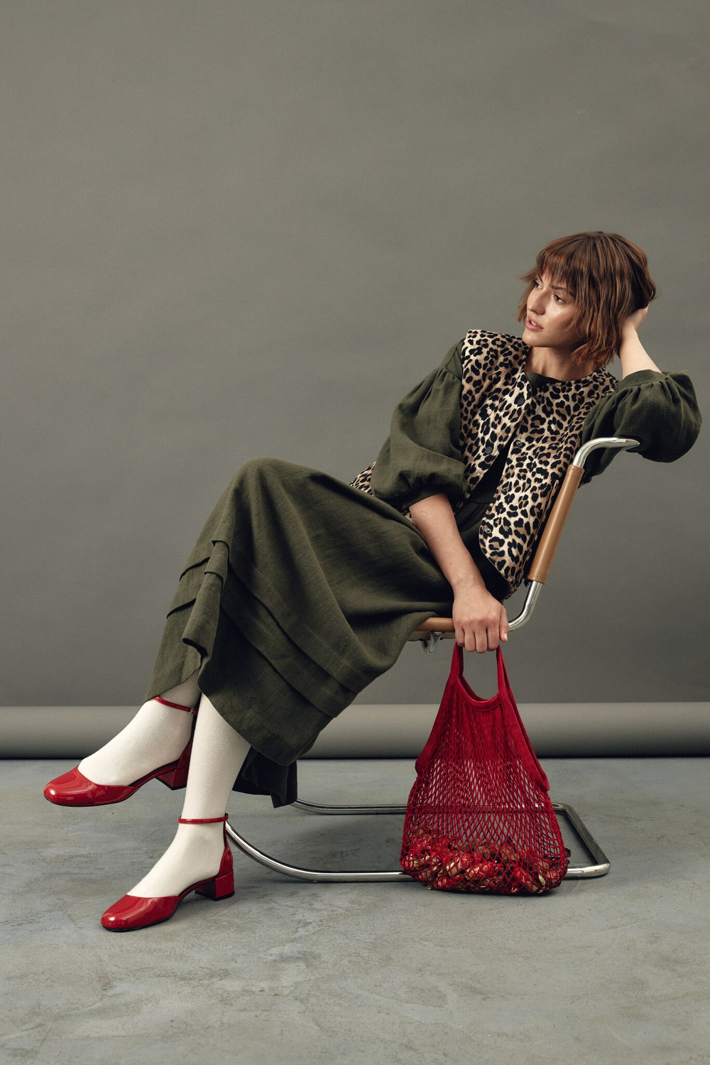 Платье оверсайз с декоративной обработкой на юбке из крапивы цвета хаки