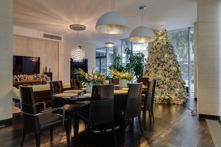 Дизайнерская заснеженная ель "Зимний карнавал"