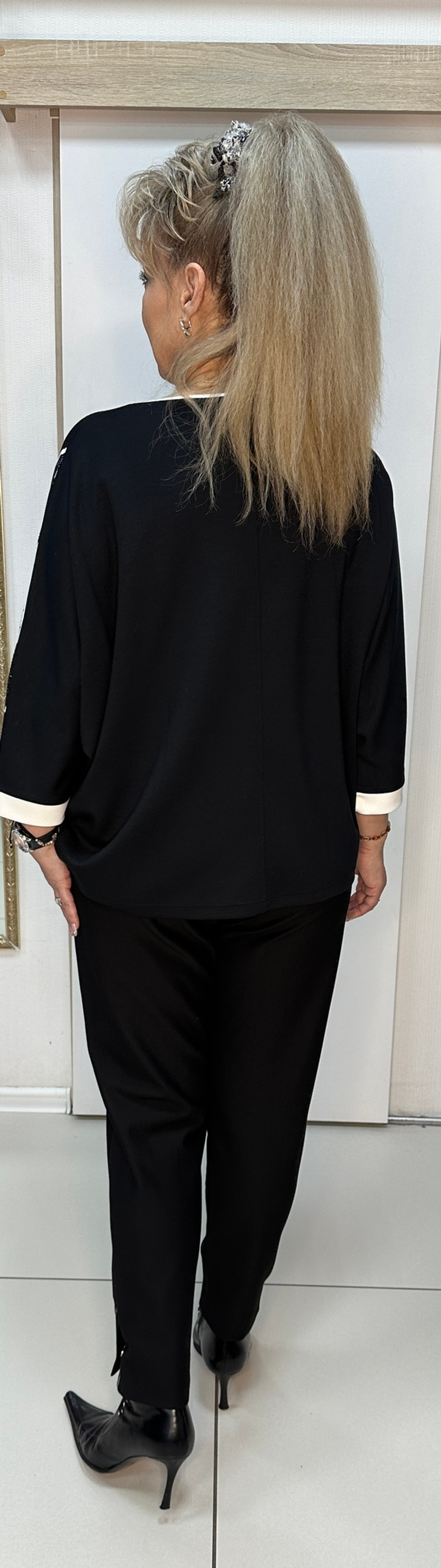 Нарядный черный джемпер с белым стразовым принтом