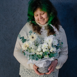 117. Кружевная светлая корзинка с гермини