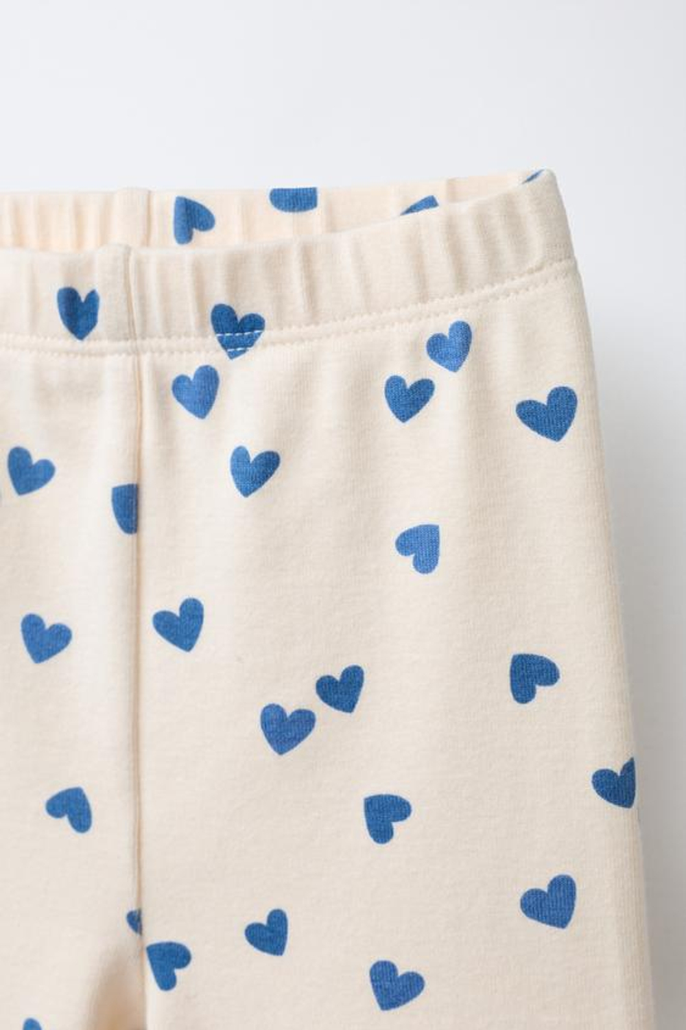 ZARA КОМПЛЕКТ ИЗ ТОЛСТОВКИ И ЛЕГИНСОВ С ВЫШИТЫМИ СЕРДЦАМИ, ЭКРЮ