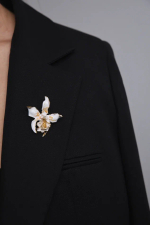 Брошь цветок орхидеи из бело-персиковой эмали с золотой окантовкой