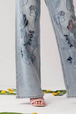 Джинсы с вышивкой