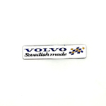 Наклейка Volvo Swedish made объемная полиурентан (шильдик Вольво Сделано в Швеции, 12х2,5см). Серебро с синим/черным и желтым флагом